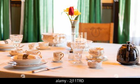 Tischset mit antikem porzellanset, Kristallgläsern und weißem Tischtuch im Riordan Mansion in Flagstaff, Arizona, USA Stockfoto