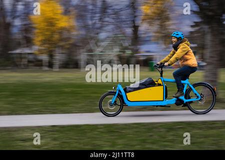 Frachtführer Fahrrad Fahrer tragen Einkaufen Radfahren auf dem Fahrradweg oder liefern Kurier Messenger Transport Stockfoto
