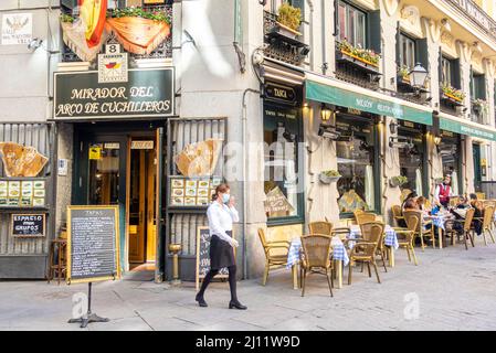 Mirador del Arco de Cuchilleros, Restaurant mit traditioneller spanischer Küche in madrid, Spanien Stockfoto