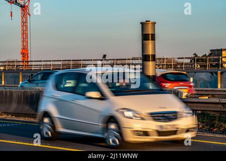 Blitzer, Radargeschwindigkeitsüberwachung, auf der Autobahn A40, auf der Rheinbrücke Neuenkamp, Duisburg, NRW, Deutschland, Blitzer, Radargeschwindigkeitsüberwachung Stockfoto