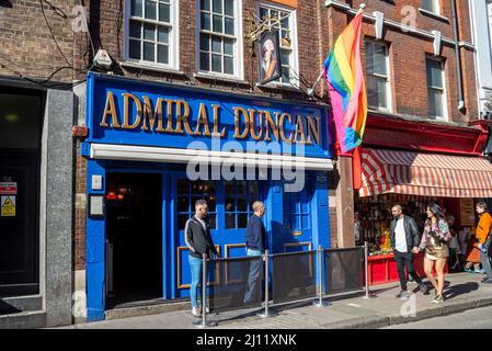 The Admiral Duncan Pub in Old Compton Street, Soho, London, Großbritannien. Schwulenpub mit LGBT-Flagge vor dem Hotel. Menschen draußen Stockfoto