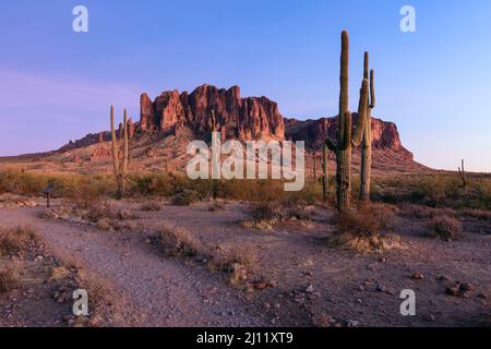 Panoramablick auf die Superstition Mountains, Arizona, im Lost Dutchman State Park Stockfoto