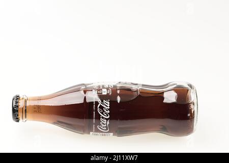 Nahaufnahme der zuckerfreien Flasche von Coca Cola auf weißem Hintergrund isoliert. Schweden. Uppsals. Stockfoto