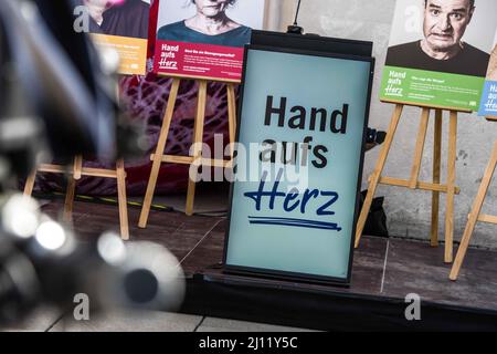 München, Bayern, Deutschland. 21. März 2022. Der bayerische Gesundheitsminister Klaus Holetschek trat im Münchner Stachus auf, um die Kampagne Hand aufs Herz (Hand aufs Herz) zur Aufklärung der Öffentlichkeit über Herz-Kreislauf-Gesundheit und Blutgerinnung zu starten. (Bild: © Sachelle Babbar/ZUMA Press Wire) Stockfoto