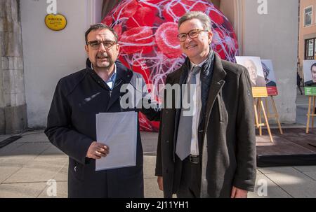 München, Bayern, Deutschland. 21. März 2022. Der bayerische Gesundheitsminister Klaus Holetschek trat im Münchner Stachus auf, um die Kampagne Hand aufs Herz (Hand aufs Herz) zur Aufklärung der Öffentlichkeit über Herz-Kreislauf-Gesundheit und Blutgerinnung zu starten. (Bild: © Sachelle Babbar/ZUMA Press Wire) Stockfoto