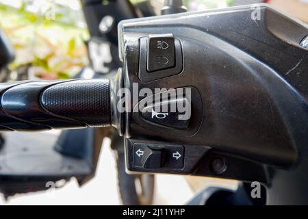 Hupenschalter, Fernlichtaster, Schalter für Abblendlicht am linken Griff des Motorrads Stockfoto