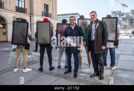 München, Bayern, Deutschland. 21. März 2022. Der bayerische Gesundheitsminister Klaus Holetschek trat im Münchner Stachus auf, um die Kampagne Hand aufs Herz (Hand aufs Herz) zur Aufklärung der Öffentlichkeit über Herz-Kreislauf-Gesundheit und Blutgerinnung zu starten. (Bild: © Sachelle Babbar/ZUMA Press Wire) Stockfoto