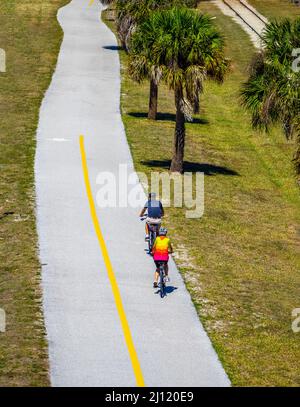 Zwei Fahrradfahrer auf dem Legacy Trail und dem Venetian Waterway Trail in Venice Florida USA Stockfoto