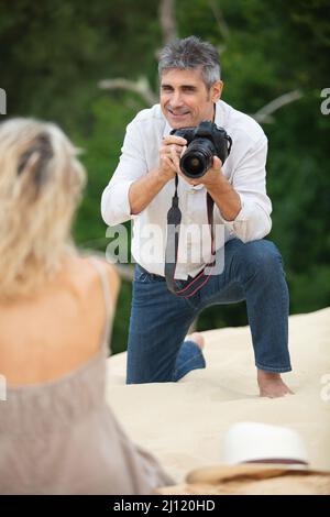 Der Mann fotografiert seine Frau Stockfoto