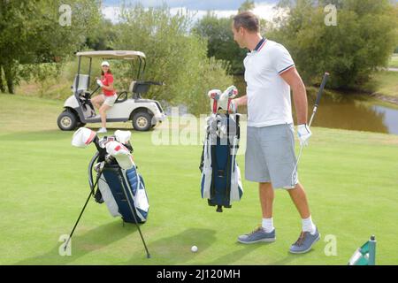 Ein Mann spielt Golf Stockfoto