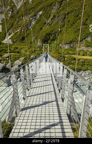 Fußgängerbrücke über Hooker River, Aoraki/Mt Cook National Park, South Island, Neuseeland Stockfoto