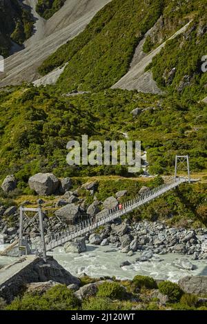 Fußgängerbrücke und Hooker River, Aoraki/Mt Cook National Park, South Island, Neuseeland Stockfoto