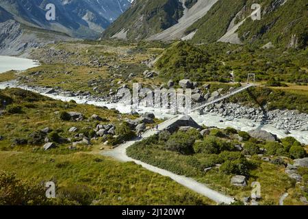 Fußgängerbrücke und Hooker River, Aoraki/Mt Cook National Park, South Island, Neuseeland Stockfoto