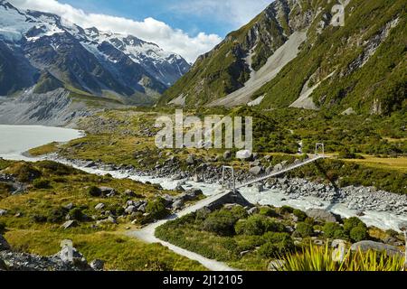 Fußgängerbrücke und Hooker River, Aoraki/Mt Cook National Park, South Island, Neuseeland Stockfoto