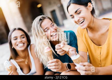 Glückliche multiethnische Frauen, die draußen gemeinsam lachen Stockfoto