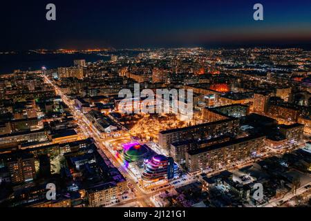 Luftaufnahme von Saratov in der Winternacht. Stockfoto