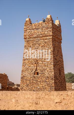 Hoch aufragendes Minarett der alten Freitagsmoschee in der Altstadt von Chinguetti, Mauretanien Stockfoto