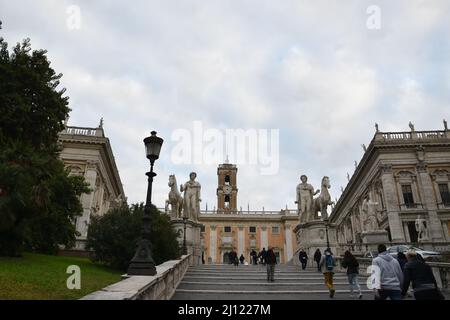 Touristen erklimmen die Cordonata zur Piazza del Campidoglio auf dem Kapitol, Rom, Italien, 28.. November 2017. Stockfoto