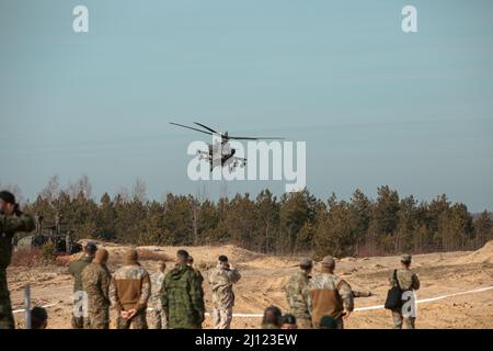 Eine Boeing AH-64D Apache Longbow der US-Armee aus dem Jahr 1-3. Angriffsbataillon, 12. Manöver der Combat Aviation Brigade während einer Live-Feuerdemonstration während des Sabre Strike 22 im Trainingsgebiet Adaži, Lettland, 11. März 2022. Sabre Strike 22 ist eine von USAREURAF geleitete Übung zur Stärkung der multinationalen Interoperabilität zwischen 13.000 Mitarbeitern in 13 NATO-Ländern, um sie darauf vorzubereiten, die Aggression der Gegner abzuschrecken und die regionale Sicherheit zu fördern. (USA Armee-Foto von SPC. Nicko Bryant Junior) Stockfoto