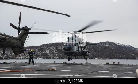 Ein AS-532U2 Cougar-Hubschrauber hebt während der Übung Cold Response 2022 vom HNLMS Rotterdam ab, 17. März 2022. Der Hubschrauber ist 300 Squadron, Defense Helicopter Command, Royal Netherlands Air Force zugeordnet. Übung Cold Response '22 ist eine alle zwei Jahre stattfindende norwegische nationale Bereitschafts- und Verteidigungsübung, die in ganz Norwegen stattfindet, an der jeder seiner Militärdienste sowie 26 zusätzliche mit der Nordatlantischen Vertragsorganisation verbundene Nationen und regionale Partner teilnehmen. (USA Marine Corps Foto von Lance CPL. Jacqueline C. Arre) Stockfoto