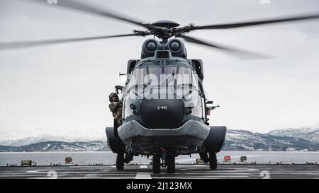 Ein AS-532U2 Cougar-Hubschrauber bereitet sich auf den Start von der HNLMS Rotterdam während der Übung Cold Response 2022, 17. März 2022 vor. Der Hubschrauber ist 300 Squadron, Defense Helicopter Command, Royal Netherlands Air Force zugeordnet. Übung Cold Response '22 ist eine alle zwei Jahre stattfindende norwegische nationale Bereitschafts- und Verteidigungsübung, die in ganz Norwegen stattfindet, an der jeder seiner Militärdienste sowie 26 zusätzliche mit der Nordatlantischen Vertragsorganisation verbundene Nationen und regionale Partner teilnehmen. (USA Marine Corps Foto von Lance CPL. Jacqueline C. Arre) Stockfoto