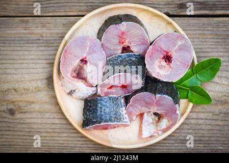 Snakehead Fisch zum Kochen von Lebensmitteln, gestreifte Snakehead Fisch gehackt mit Zutaten Kaffir Limettenblätter auf dem Teller und Holztisch Küche Hintergrund, Fres Stockfoto