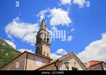 Glockenturm in der historischen Stadt Perast, Montenegro Stockfoto