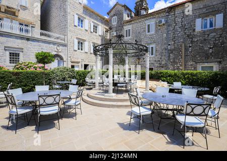 Sommercafé in der Altstadt von Perast in Montenegro Stockfoto