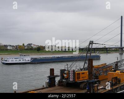 Düsseldorf, Deutschland 11,3.2019, 4,02 Uhr Blick auf die Oberkasseler Brücke, in der Mitte des Flusses, fährt ein Binnenschiffsfrachter den Fluss hinunter Stockfoto