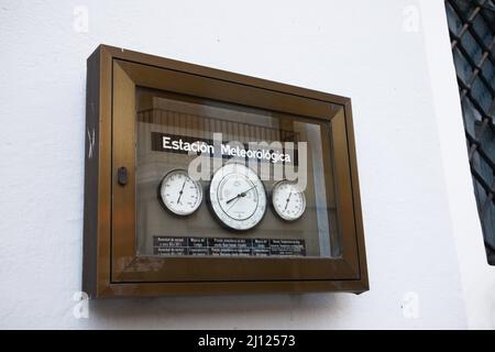 Bild einer Wetterstation auf der Straße, die die Werte für Druck, Temperatur und Luftfeuchtigkeit anzeigt Stockfoto