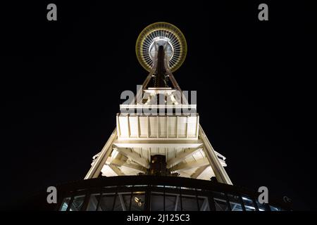 Die Space Needle in Seattle, Washington Base Blick auf den Turm in der Nacht Stockfoto