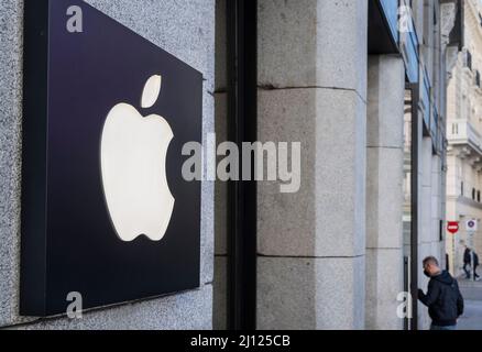 Madrid, Spanien. 22.. Februar 2022. Amerikanischer multinationaler Technologiekonzern Apple Store in Spanien gesehen. (Foto: Xavi Lopez/SOPA Images/Sipa USA) Quelle: SIPA USA/Alamy Live News Stockfoto