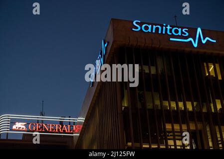 Madrid, Spanien. 18.. Februar 2022. Die Logos des größten spanischen Gesundheitsunternehmens Sanitas (R) und des italienischen Versicherungsunternehmens Generali (L) sind auf den Gebäuden in Spanien zu sehen. (Foto: Xavi Lopez/SOPA Images/Sipa USA) Quelle: SIPA USA/Alamy Live News Stockfoto