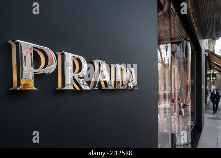 Madrid, Spanien. 24.. Februar 2022. Italienische Luxus-Mode-Unternehmen Prada Store und Logo in Spanien gesehen. (Foto: Xavi Lopez/SOPA Images/Sipa USA) Quelle: SIPA USA/Alamy Live News Stockfoto