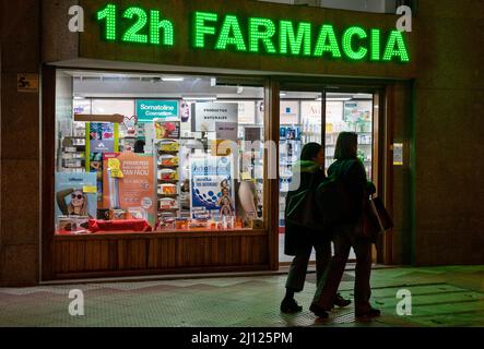 Madrid, Spanien. 18.. Februar 2022. Fußgänger laufen nachts in Spanien an einer Apotheke, einer Drogerie vorbei. (Bild: © Xavi Lopez/SOPA Images via ZUMA Press Wire) Stockfoto