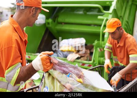 Die Stadt sauber halten. Eine Aufnahme eines Teams von Müllsammlern. Stockfoto