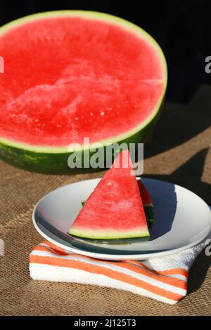 Frische Bio-Wassermelone auf dem Tisch Stockfoto