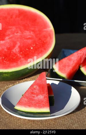 Frische Bio-Wassermelone auf dem Tisch Stockfoto