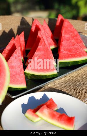 Frische Bio-Wassermelone auf dem Tisch Stockfoto