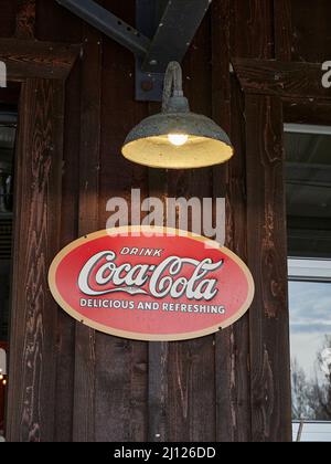 Alte antike oder alte Coca-Cola-Werbeschilder, die an der Seite eines Gebäudes im ländlichen Alabama angebracht wurden. Stockfoto