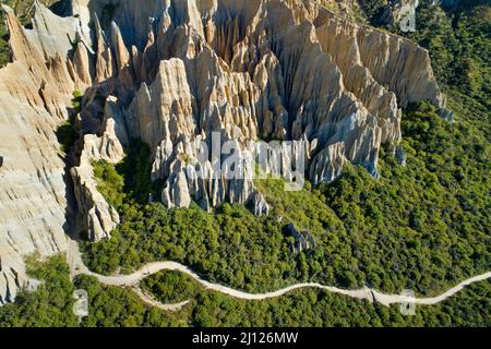 Clay Cliffs, in der Nähe von Omarama, North Otago, South Island, Neuseeland - Drohnenantenne Stockfoto