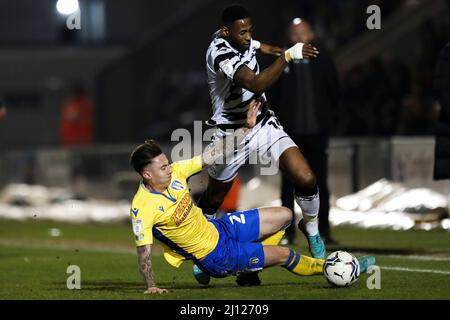 COLCHESTER, GROSSBRITANNIEN. MÄR 21. Jamille Matt von Forest Green Rovers wird am Montag, den 21.. März 2022, während des Sky Bet League 2-Spiels zwischen Colchester United und Forest Green Rovers im Weston Homes Community Stadium, Colchester, von Cameron Coxe von Colchester United ausgetragen. (Kredit: Tom West | MI News) Kredit: MI Nachrichten & Sport /Alamy Live News Stockfoto