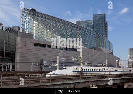 shinkansen-Hochgeschwindigkeitszug der Klasse N700), der am Tokyo International Forum in Yurakucho, Tokio, Japan, vorbeirast. Stockfoto