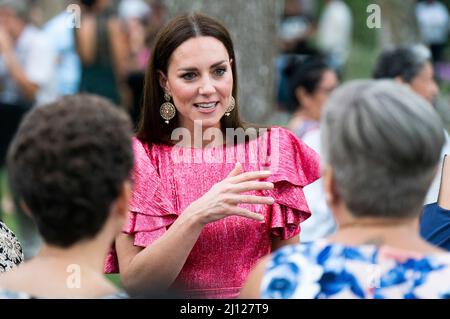 Die Herzogin von Cambridge spricht mit Gästen, während sie an einem besonderen Empfang in den Maya-Ruinen von Cahal Pech in San Ignacio, Belize, teilnimmt, der von Froyla Tzalam, dem Generalgouverneur von Belize, zur Feier des Platin-Jubiläums der Königin, während des dritten Tages der königlichen Reise durch die Karibik, veranstaltet wird. Bilddatum: Montag, 21. März 2022. Stockfoto