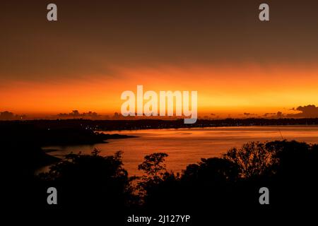 Silhouette von Bäumen mit einem schönen Sonnenaufgang in Anchieta, Bundesstaat Espirito Santo, Brasilien Stockfoto