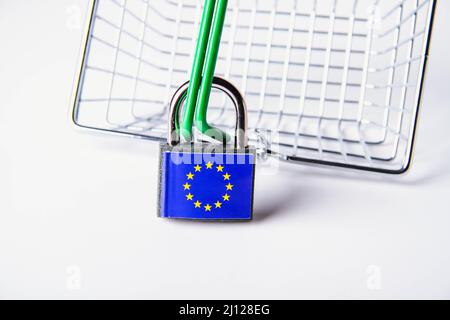 EU-Sanktionen. Geschlossenes Vorhängeschloss mit EU-Flagge. Stornierung von Lieferungen von Produkten aus der Europäischen Union. Sanktionskorb. Lieferung wird geschlossen Stockfoto