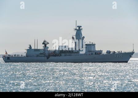 Die belgische Navy Fregatte BNS Leopold I (F930) kam am 18.. März 2022 zu einem Hafenbesuch am Wochenende in Portsmouth, Großbritannien, an. Stockfoto