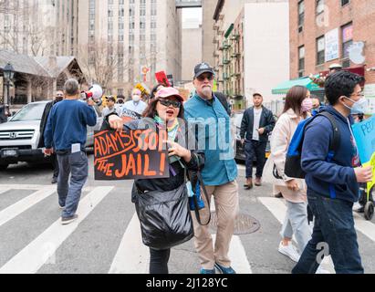 20. März 2022, New York City, New York, USA: Hunderte von Bewohnern von Chinatown protestieren gegen den Plan, ein Mega-Gefängnis in Chinatown, dem Nachbarland von Manhattan, zu errichten. (Bild: © Steve Sanchez/Pacific Press via ZUMA Press Wire) Stockfoto