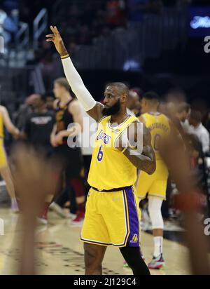 Cleveland, Usa. 21. März 2022. Los Angeles Lakers LeBron James (6) würdigt am Montag, den 21. März 2022, die Fans von Cleveland Cavaliers im Rocket Mortgage Fieldhouse in Cleveland, Ohio. Foto von Aaron Josefczyk/UPI Credit: UPI/Alamy Live News Stockfoto