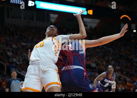 21. März 2022: Madison Bartley #3 der Belmont Bruins und Tamari Key #20 der Tennessee Lady Vols kämpfen während eines zweiten Rundenspiels des NCAA Women's Basketball Tournaments 2022 zwischen der University of Tennessee Lady Vols und den Belmont University Bruins in der Thompson Boling Arena in Knoxville um die Rebound-Position TN Tim Gangloff/CSM Stockfoto